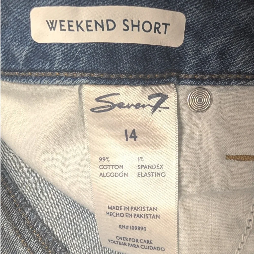 NWT Seven7 Weekend Short Womens 14 Blue Medium Wash Frayed Raw Hem Distressed